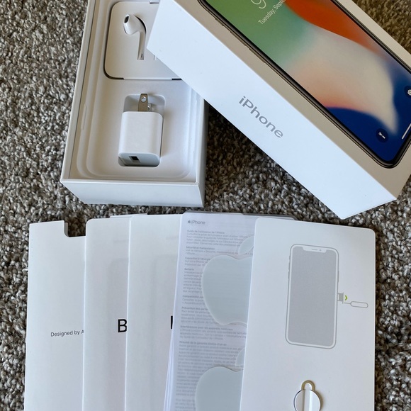 iPhone APPLE IPHONE X BOX only with accessories - Picture 1 of 3